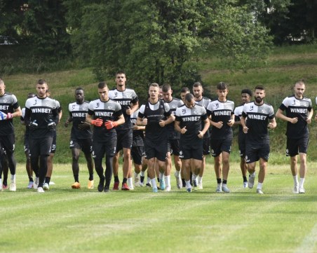 Локо вече тренира в Банско, контролата с Лудогорец ще е закрита