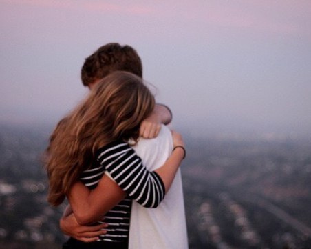 Прегръдката като нова форма на общуване, а докосването - на лечение.