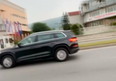Дипломат с дипломатически автомобил шофира в София с дете в