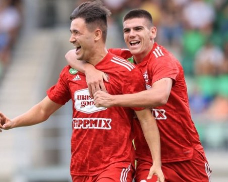 Ботев връща национал в България