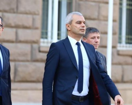 Костадинов: Правителството обяви война на една българска партия