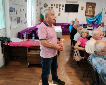 На среща в клуба на българските парашутисти: Представиха книгата „Усещане за полет”