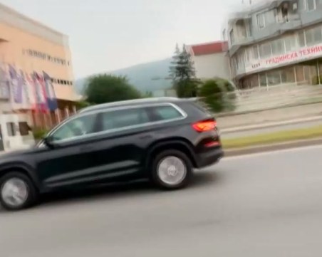 Шофьор преследва дипломат в София, шофирал с дете в скута си