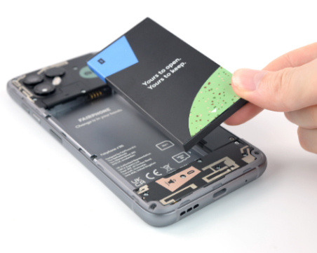 Сменяме отново сами батериите на смартфоните от 2027 г.