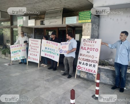 Тих протест пред РИОСВ-Пловдив: Баламосват гражданите и обслужват бизнеса