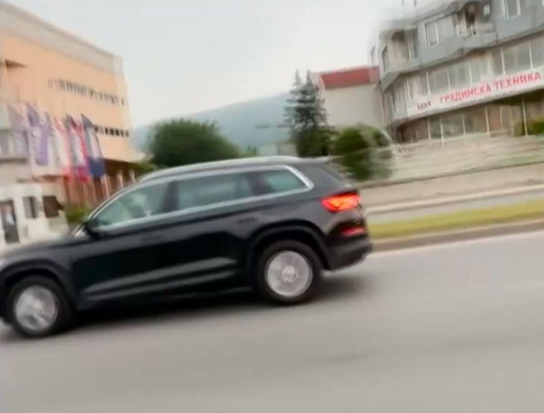 Шофьор преследва дипломат в София, шофирал с дете в скута си