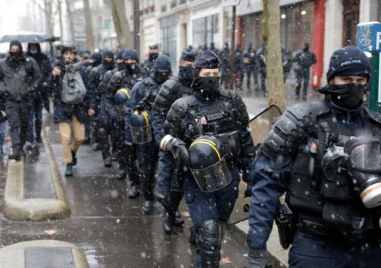 Сблъсъци избухнаха в западното предградие на Париж след