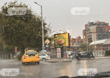 Таксиметров автомобил удари моторист под дъжда   съобщи читател на TrafficNews
