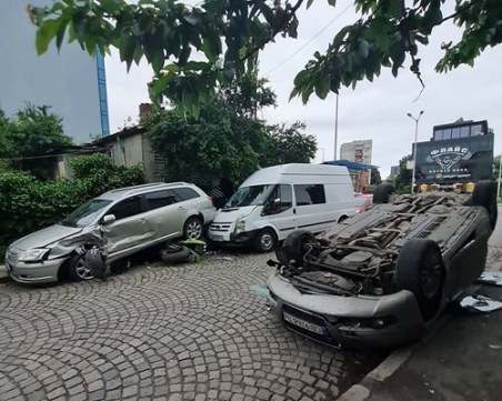 Арестуваните полицаи с 10 бона прикривали карал в насрещното, който блъснал моторист и две коли