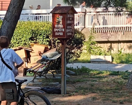 Безпризорен мъж живее на пейка в Кършияка от седмици, институциите се задействаха