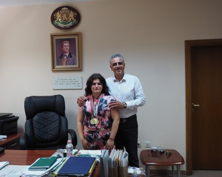 Десетокласничка от село Динк стана републикански шампион по вдигане на тежести