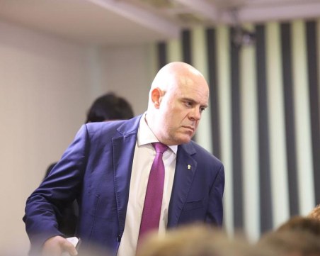 Гешев: Девети ден Прокурорската колегия не се произнася по искането ми за оставка като прокурор