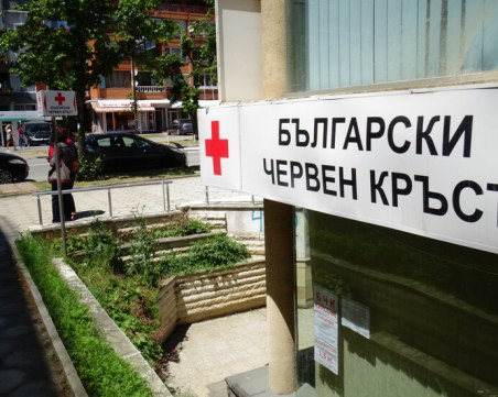 Измамници се представят за доброволци на БЧК, събират пари за фалшиви каузи