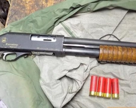 Калоферски полицаи иззеха незаконни оръжия и боеприпаси от имот