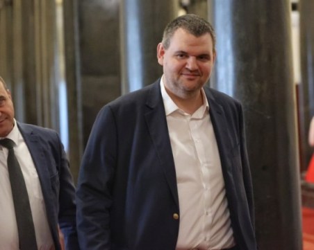 Пеевски се отказва от конституционната комисия