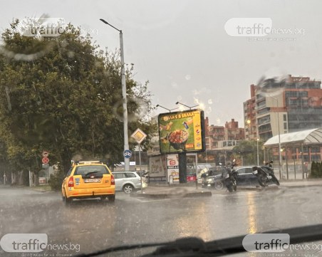 Такси удари моторист под дъжда в Пловдив