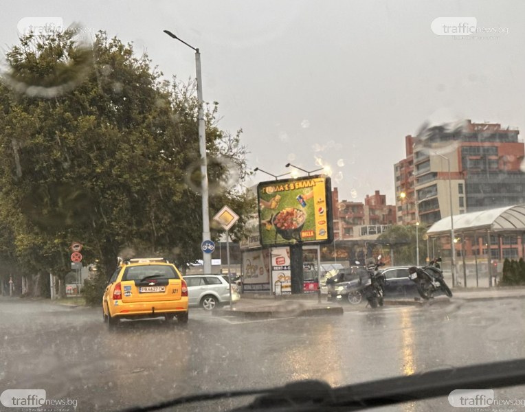 Такси удари моторист под дъжда в Пловдив