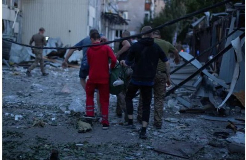 Руски въздушен удар унищожи популярен пица ресторант в Краматорск. Загинали