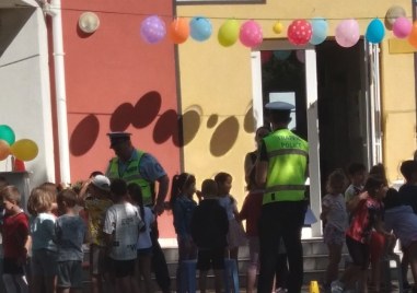 Пловдивски пътни Полицаи посетиха детска градина и училище за Деня