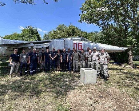 Боен самолет-паметник „прелетя” на нова стоянка в 