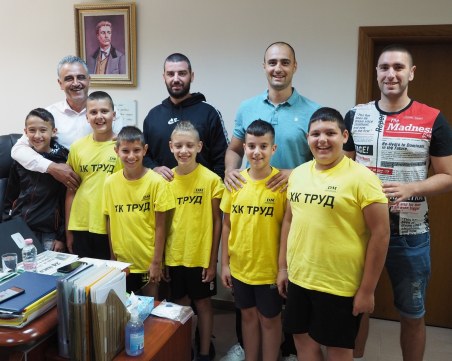 Два хандбални отбора от Труд - с награди от кмета Димитър Иванов за успешно представяне