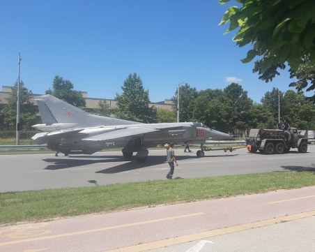 Изтребител събра погледите на Асеновградско шосе