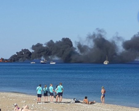 Кораб с 80 туристи се запали до гръцки остров