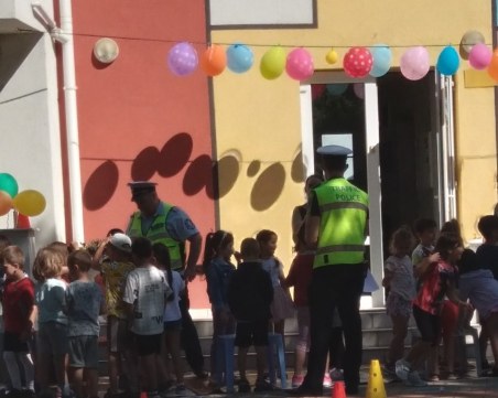 Пловдивски полицаи гостуваха на малчугани и ученици за Деня за безопасност на движението по пътищата