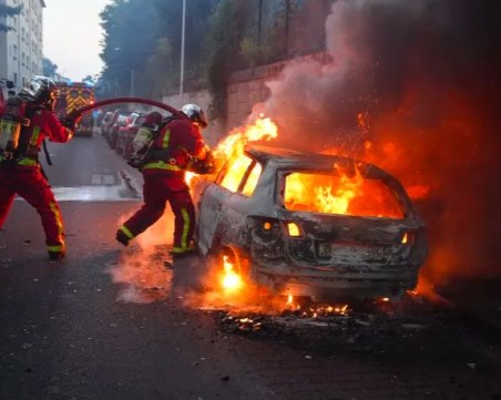 Продължават безредиците във Франция, сблъсъци между полицаи и протестиращи