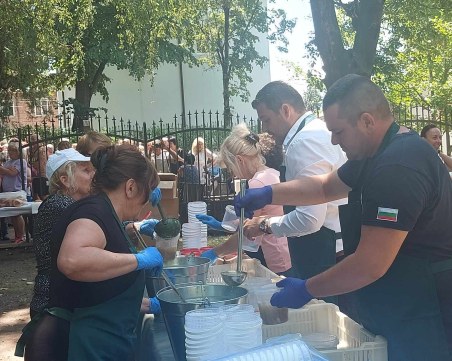 Ягодово отбелязва Петровден с традиционен курбан, кметът Павел Михайлов се включи в празника