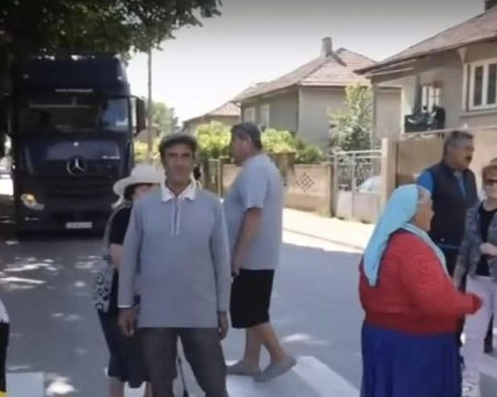 Жителите на пловдивското село Караджово: Не искаме камиони да минават до домовете ни