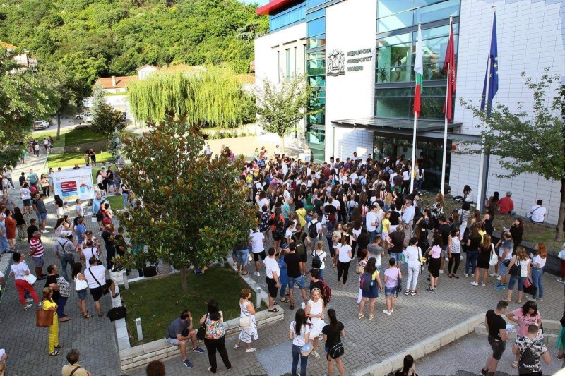 С висока конкуренция започват изпитите за престижния Медицински университет – Пловдив