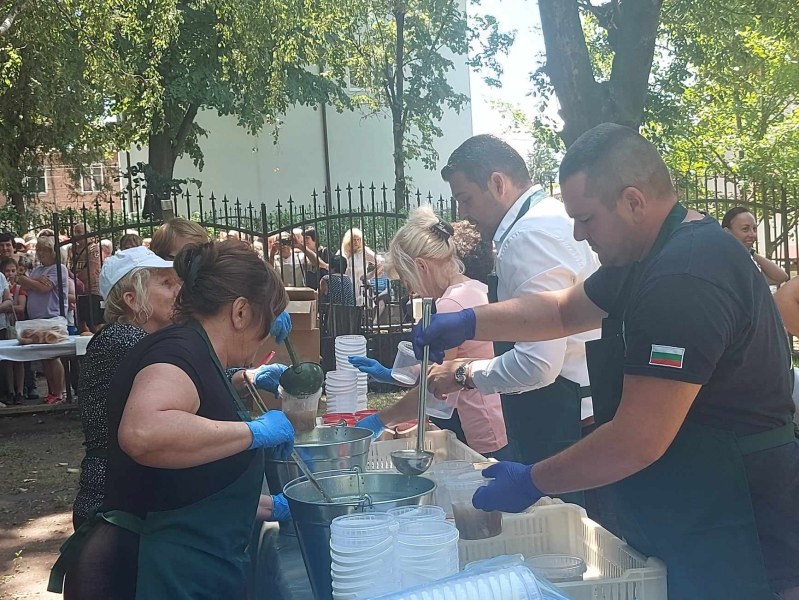 Ягодово отбелязва Петровден с традиционен курбан, кметът Павел Михайлов се включи в празника
