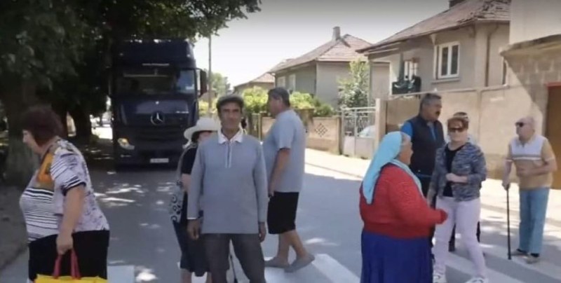 Жители на село Караджово блокираха пътя на камионите с жива