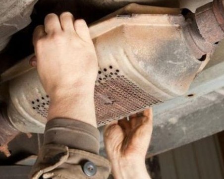 Апаши задигнаха три катализатора от автомобили в Тракия за една нощ