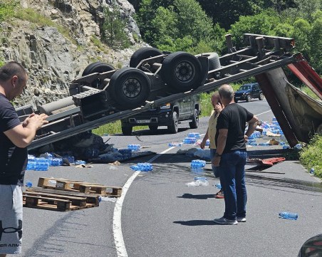 Камион с минерална вода се обърна на пътя Кричим-Девин! Движението е блокирано