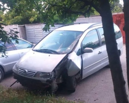 Полицай от Харманли самокатастрофира, избяга и се заключи в дома си