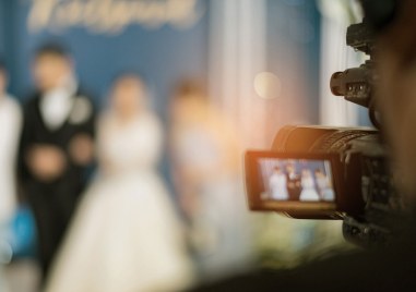 Пловдивски видеооператор остави десетки сватбари без филм от сватбата им