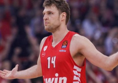 Българската баскетболна суперзвезда Александър Везенков е получил официална оферта
