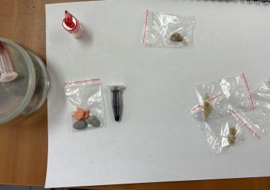 Осем души са арестувани от тях четирима за държане на