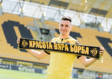 Янис Карабельов е футболист на Ботев Пловдив Халфът подписа 2 годишен
