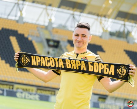 Янис Карабельов е футболист на Ботев