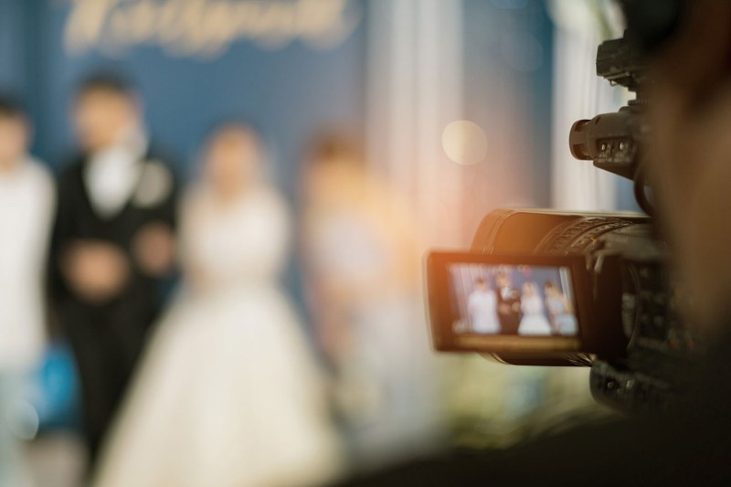 Измама! Пловдивски видеооператор остави десетки двойки без филм от сватбата им