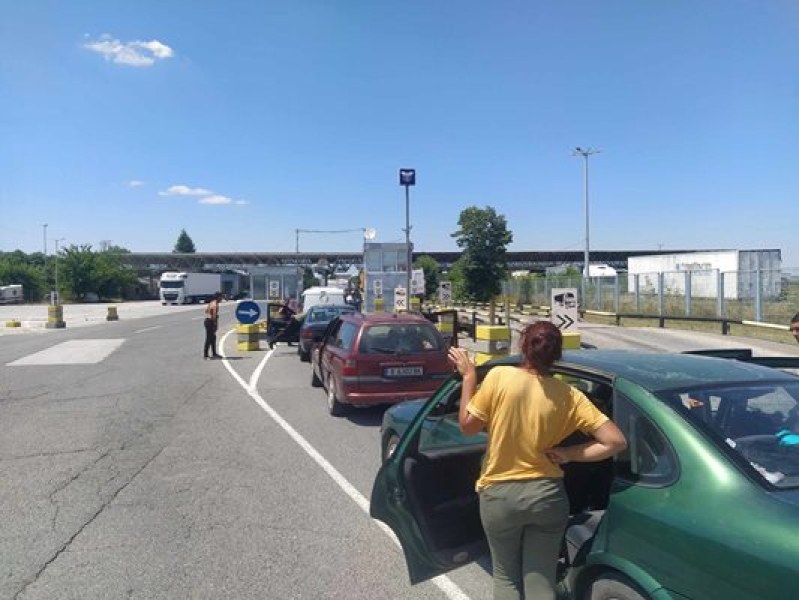 Срина се системата за граничен контрол на границата! Образуваха се огромни опашки