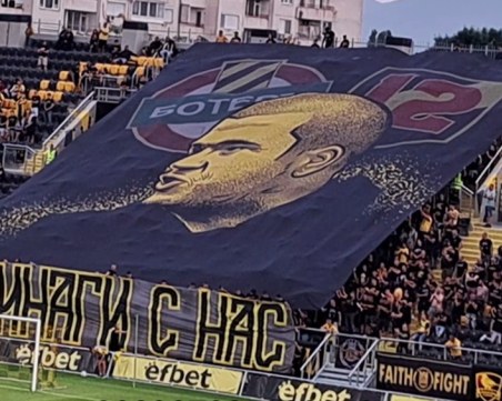 Ботев и Арис почетоха паметта на Тоско с хореография и поднасяне на цветя и венци на Колежа