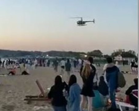 Хеликоптер лети ниско над плаж 