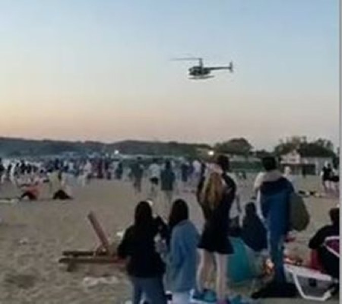Хеликоптер лети ниско над плаж 