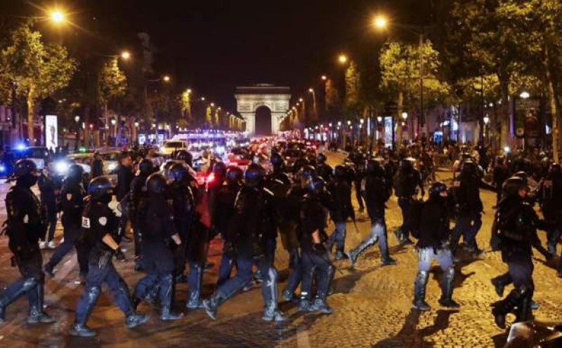 Размириците във Франция: След атака срещу дома им, съпругата на кмет със счупен крак