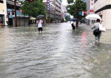 Близо половин милион души в Югозападна Япония ще бъдат евакуацирани поради опасност