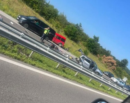 Четирима са пострадали при верижната катастрофа на АМ 